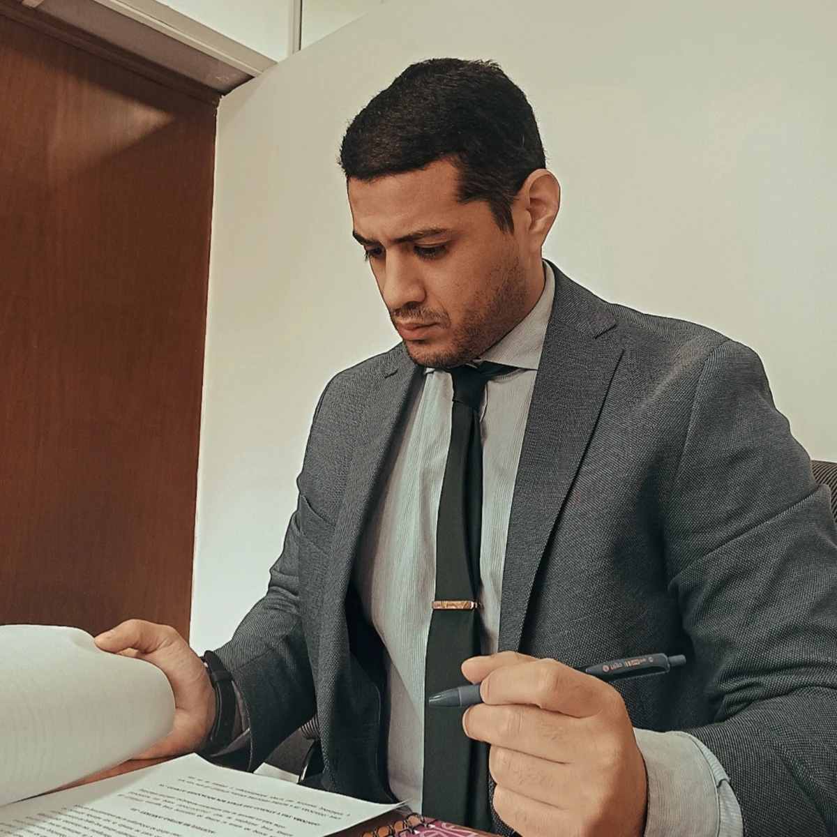 Facundo Privitiera revisando documentación